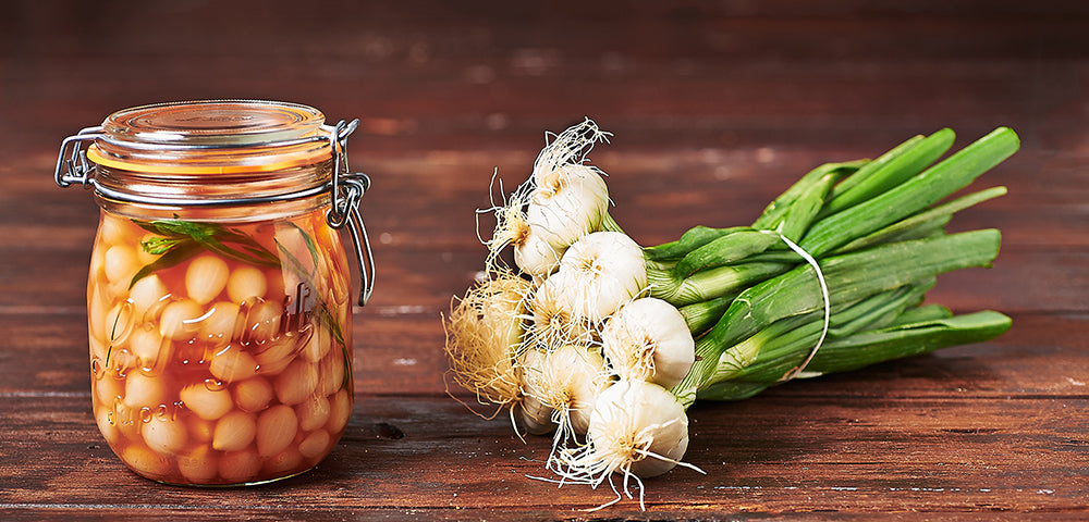 Petits oignons au vinaigre rose