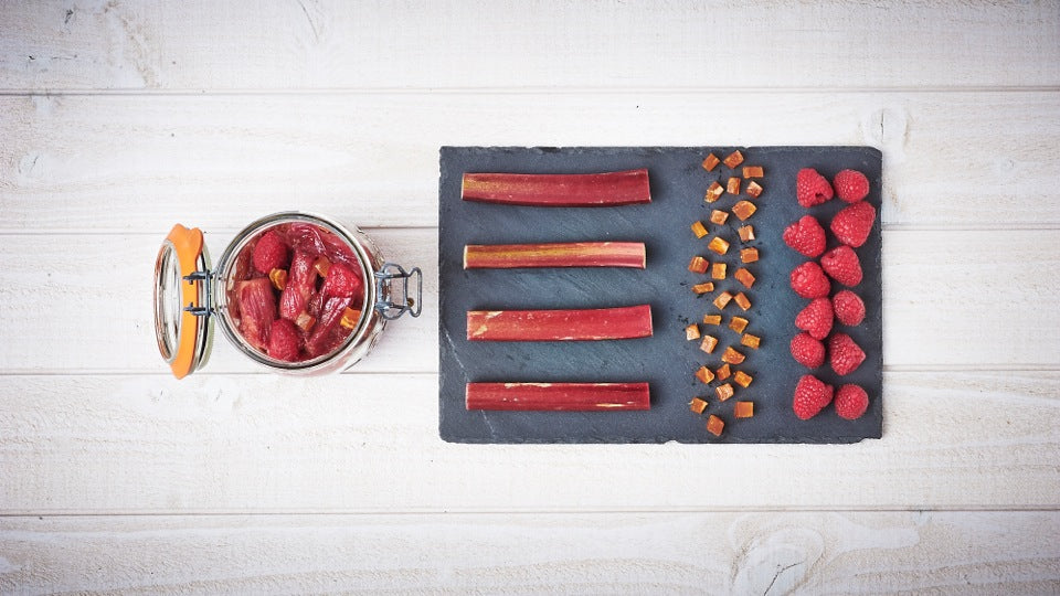Rhubarbe pochée au gingembre et aux framboises