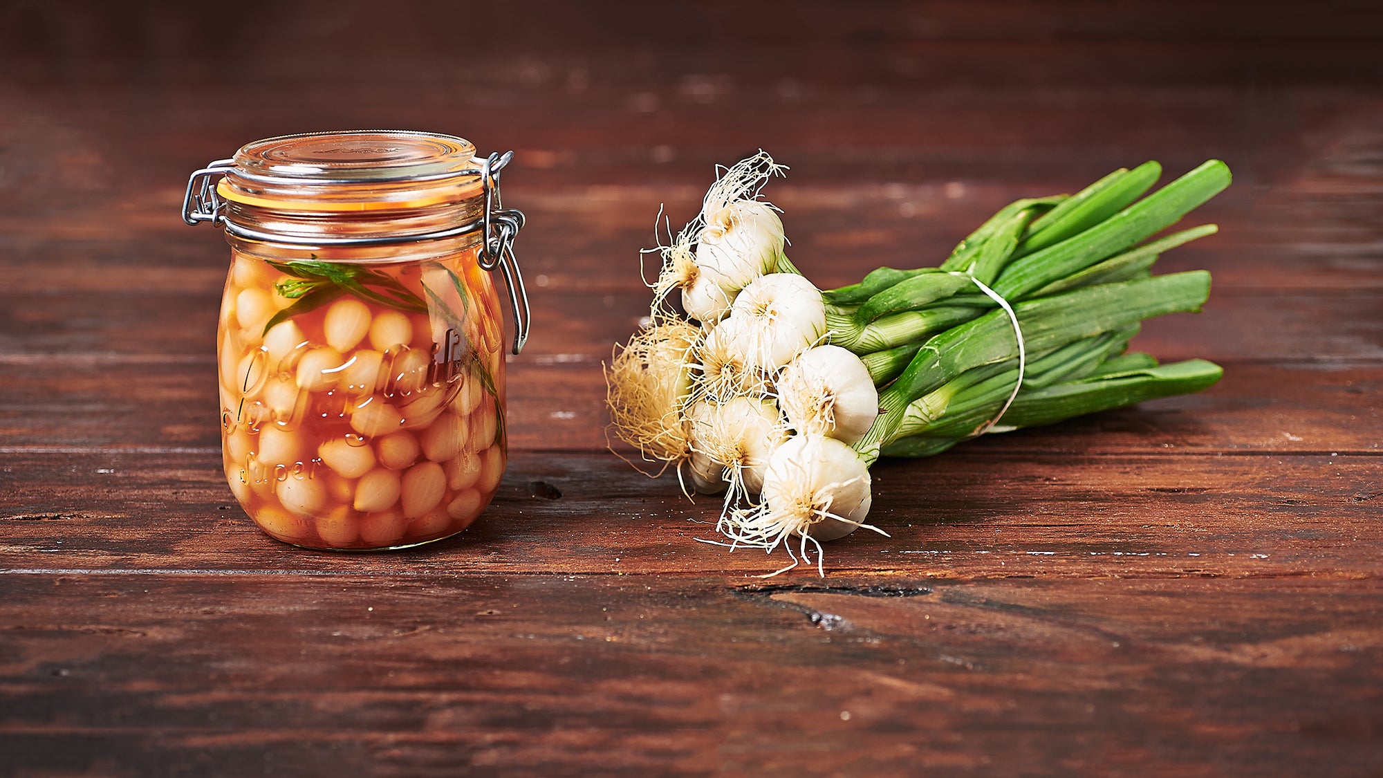 Petits oignons au vinaigre rose