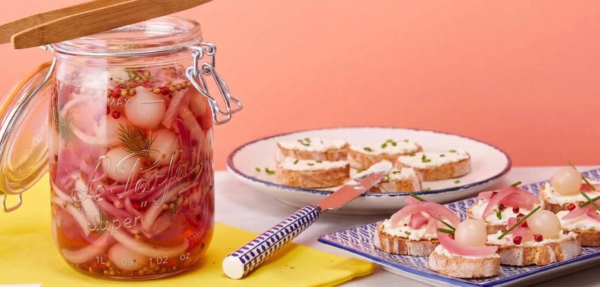 Pickles d'oignons rouges dans un bocal Le Parfait Super