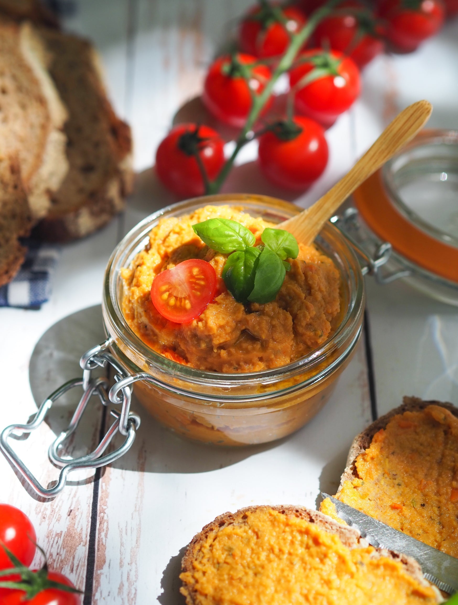 Tartinade de lentilles corail, tomates rôties et feta
