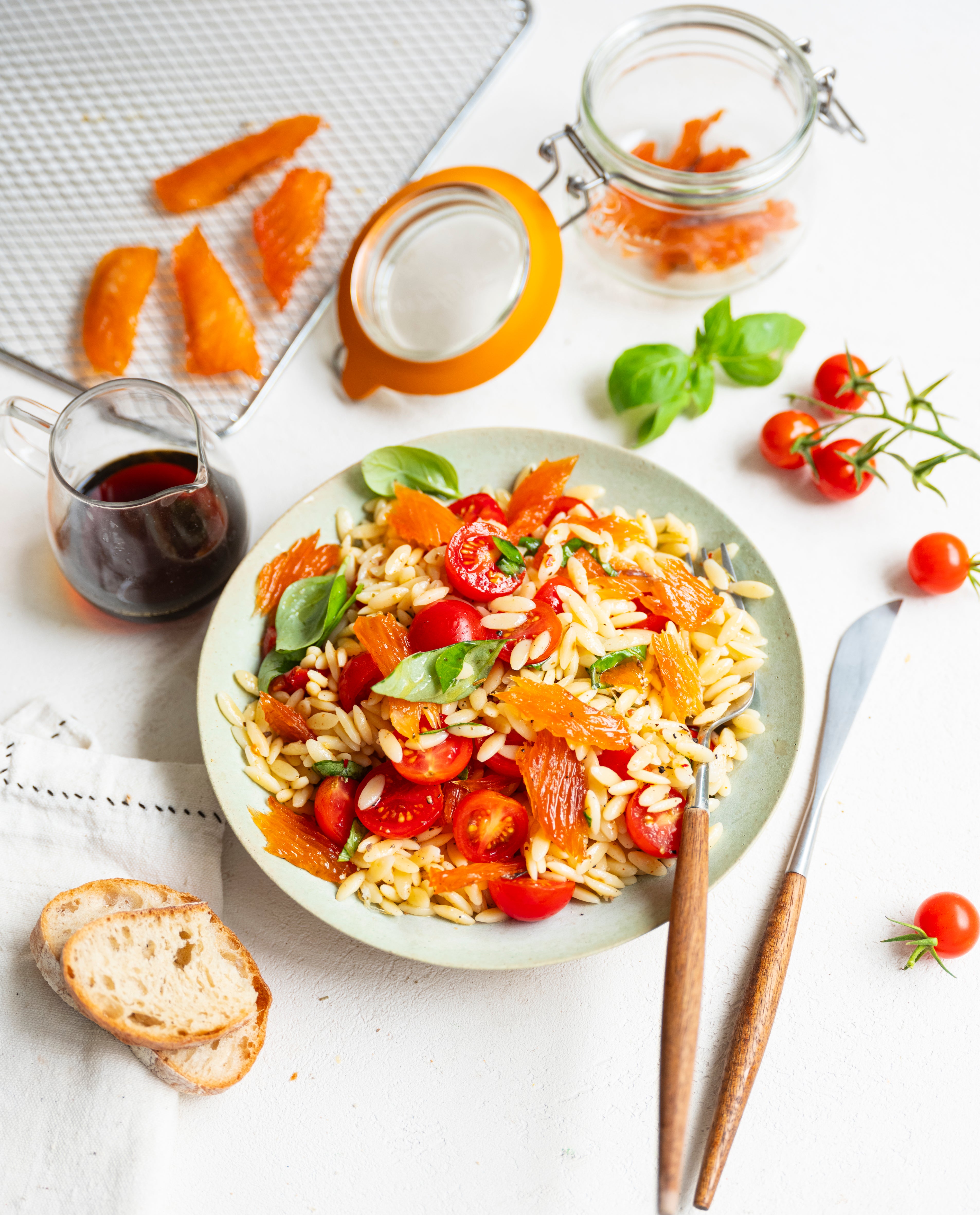 Salade de pâtes orzo, saumon confit & tomates cerises