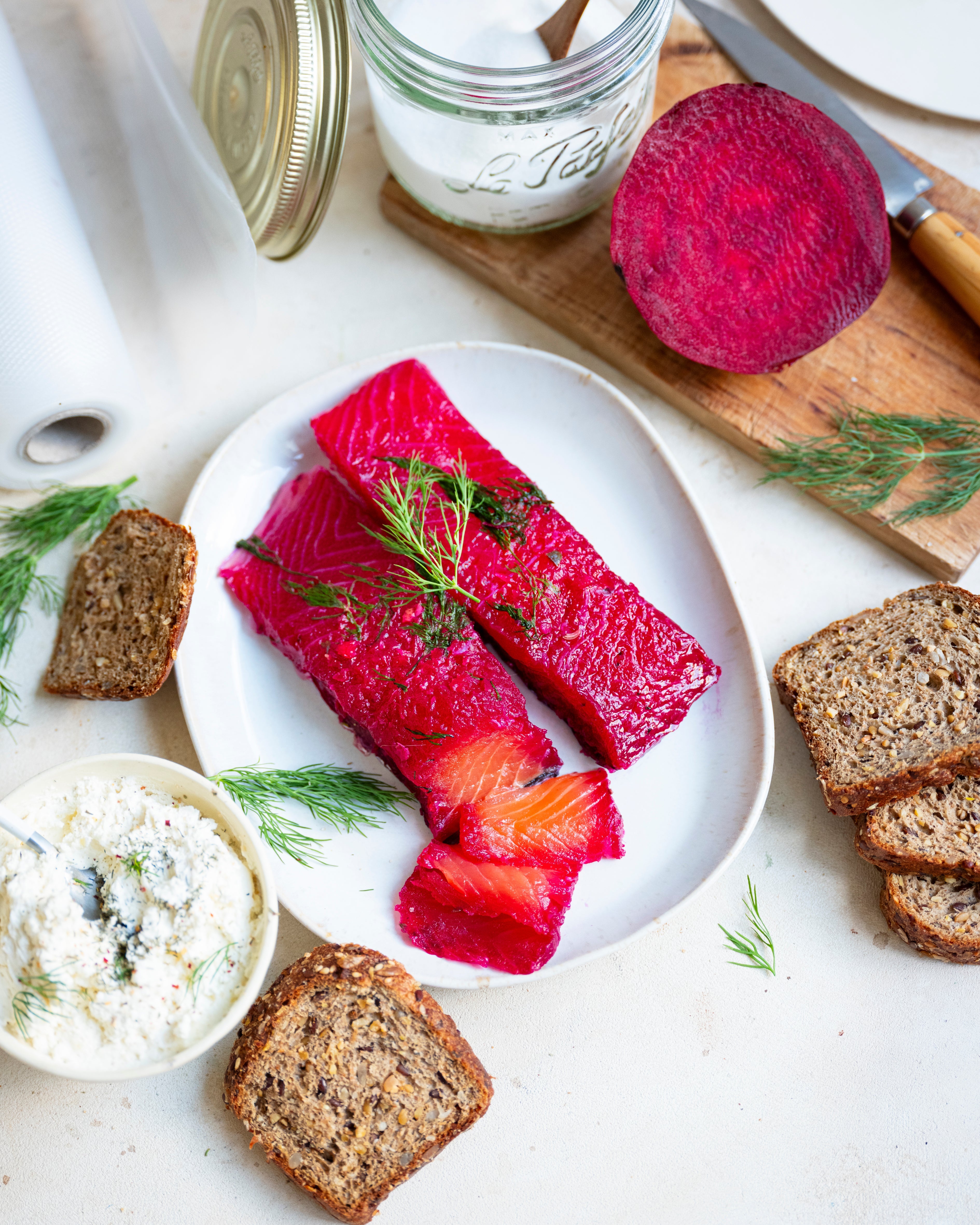 Saumon gravlax à la betterave et aneth cuisson sous-vide