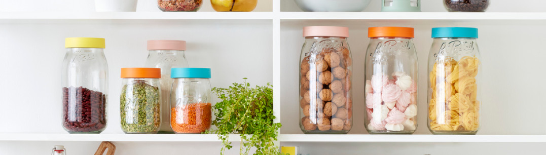 Bocaux Color Vis Le Parfait stockés sur une étagère