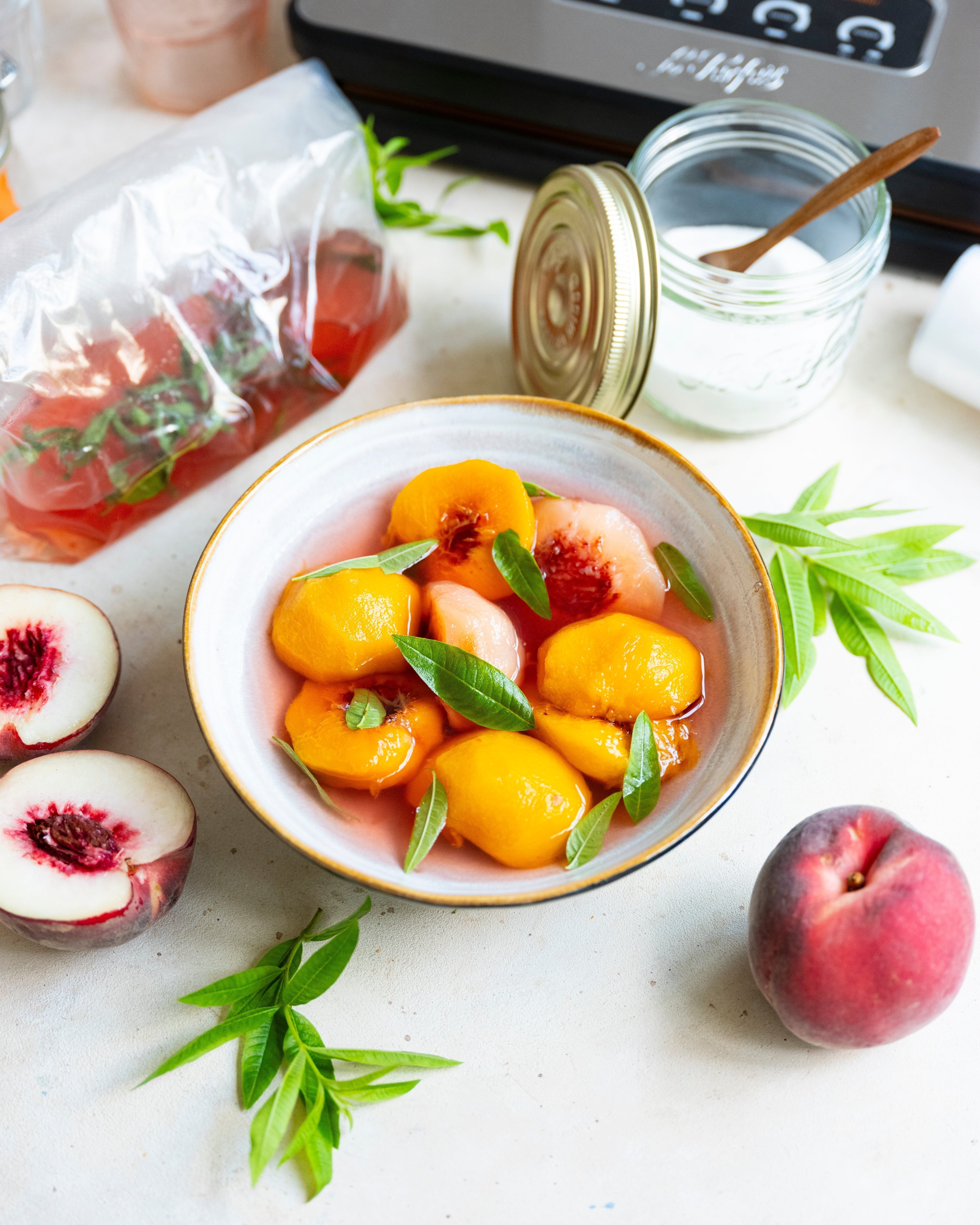 Pêches au sirop à la verveine sous-vide